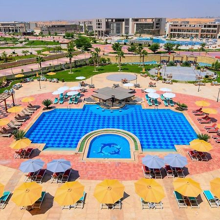 Tolip Gardens Hotel Kahire Dış mekan fotoğraf The swimming pool at the resort