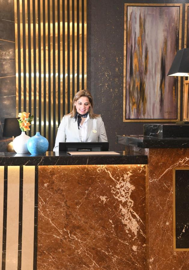 Tolip Gardens Hotel Kahire Dış mekan fotoğraf A hotel receptionist at the front desk