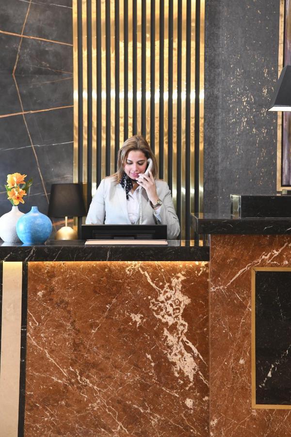 Tolip Gardens Hotel Kahire Dış mekan fotoğraf A hotel receptionist