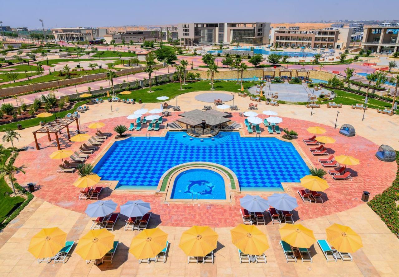 Tolip Gardens Hotel Kahire Dış mekan fotoğraf The swimming pool at the resort