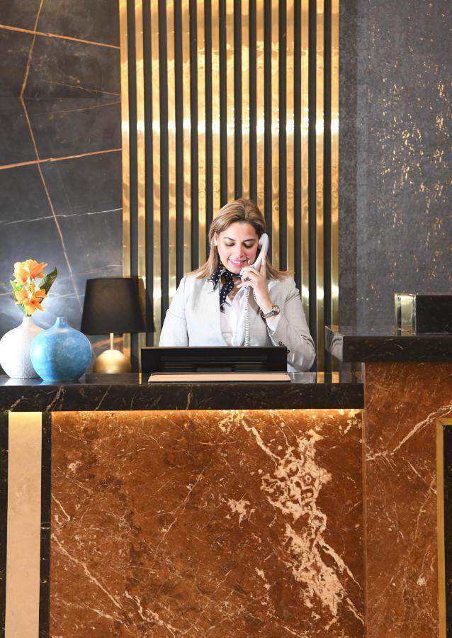 Tolip Gardens Hotel Kahire Dış mekan fotoğraf A hotel receptionist
